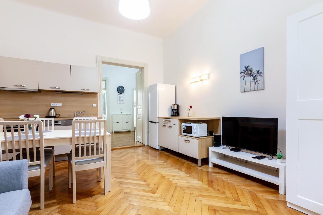 City Castle Aparthotel Прага Екстериор снимка